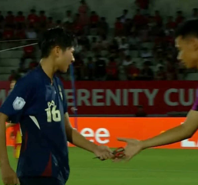 tinh-huong-hy-huu-nhat-aff-cup-nu-2025-nu-cau-thu-thai-lan-mang-keo-vao